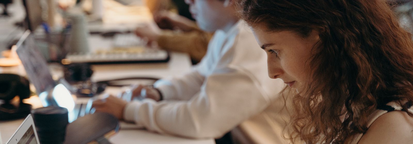 Team di professionisti al lavoro in un ufficio digitale